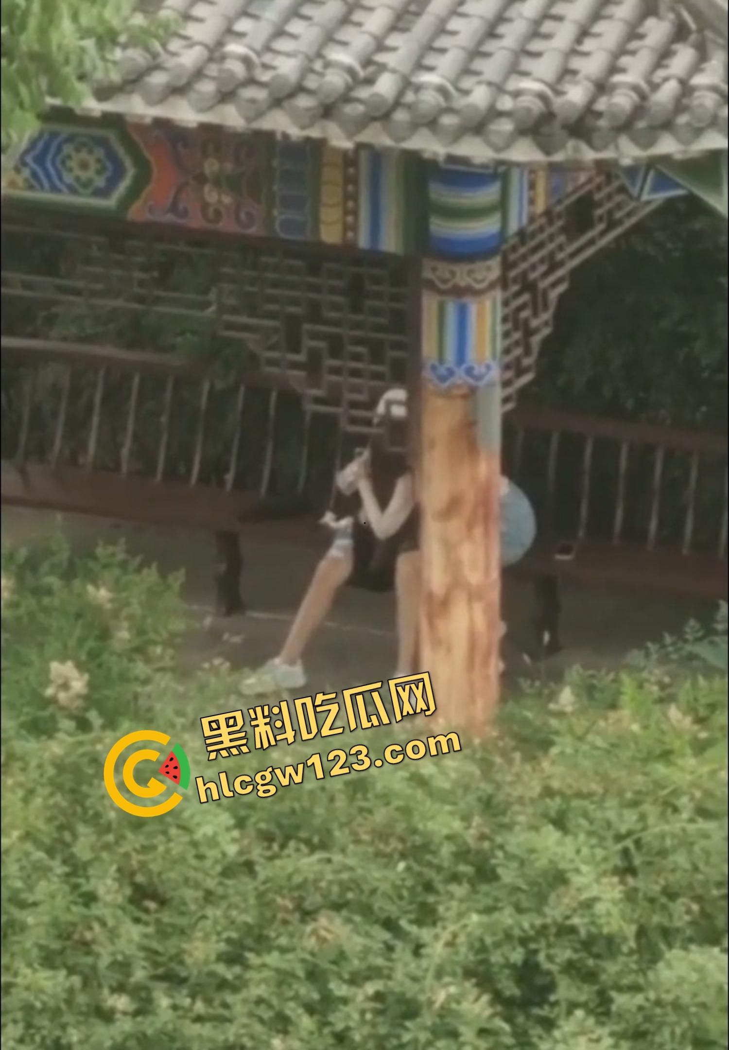 栓Q了兄弟，40秒吃屌传全校，陕西理工情侣校内凉亭乱搞疯传，妹子趴着狂吞直到男的射出来！-9