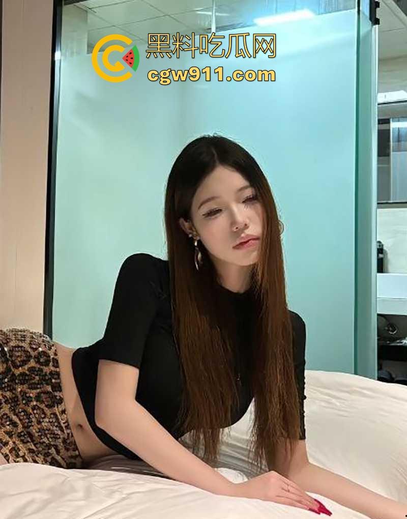 广东茂名医院护士【张筱培】约炮成瘾下班后疯狂做爱户外野战,穿着风衣遮挡被后入爆操,刺激得不行!-1