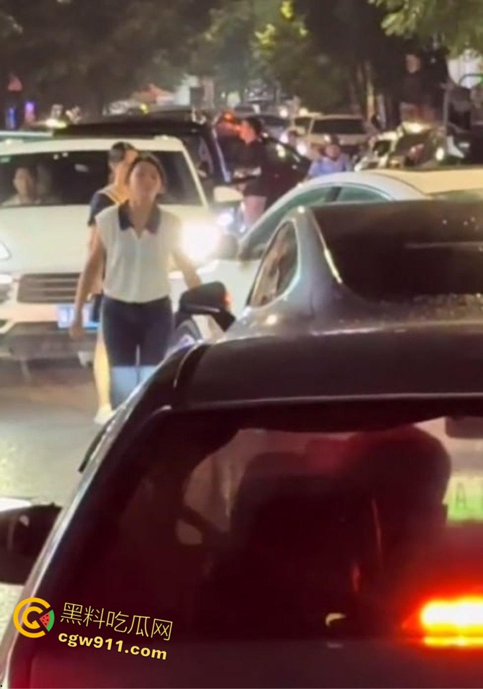 广东肇庆冯云小学附近捉小三现场大曝光，妻子怒火中烧堵截奸夫淫妇，停车场围堵拉扯惊心动魄!-1
