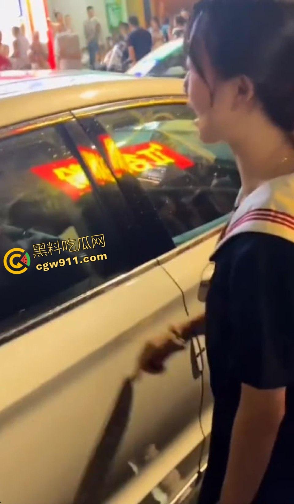 广东肇庆冯云小学附近捉小三现场大曝光，妻子怒火中烧堵截奸夫淫妇，停车场围堵拉扯惊心动魄!-4