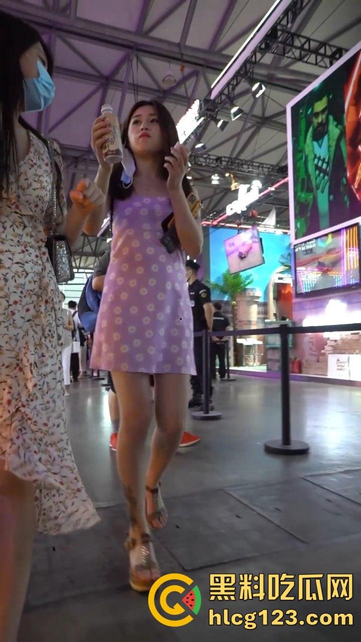 极品女神屁股肥翘，内裤被夹成T！会展中心抄底3位小姐姐，这秋天比夏天还热！-8