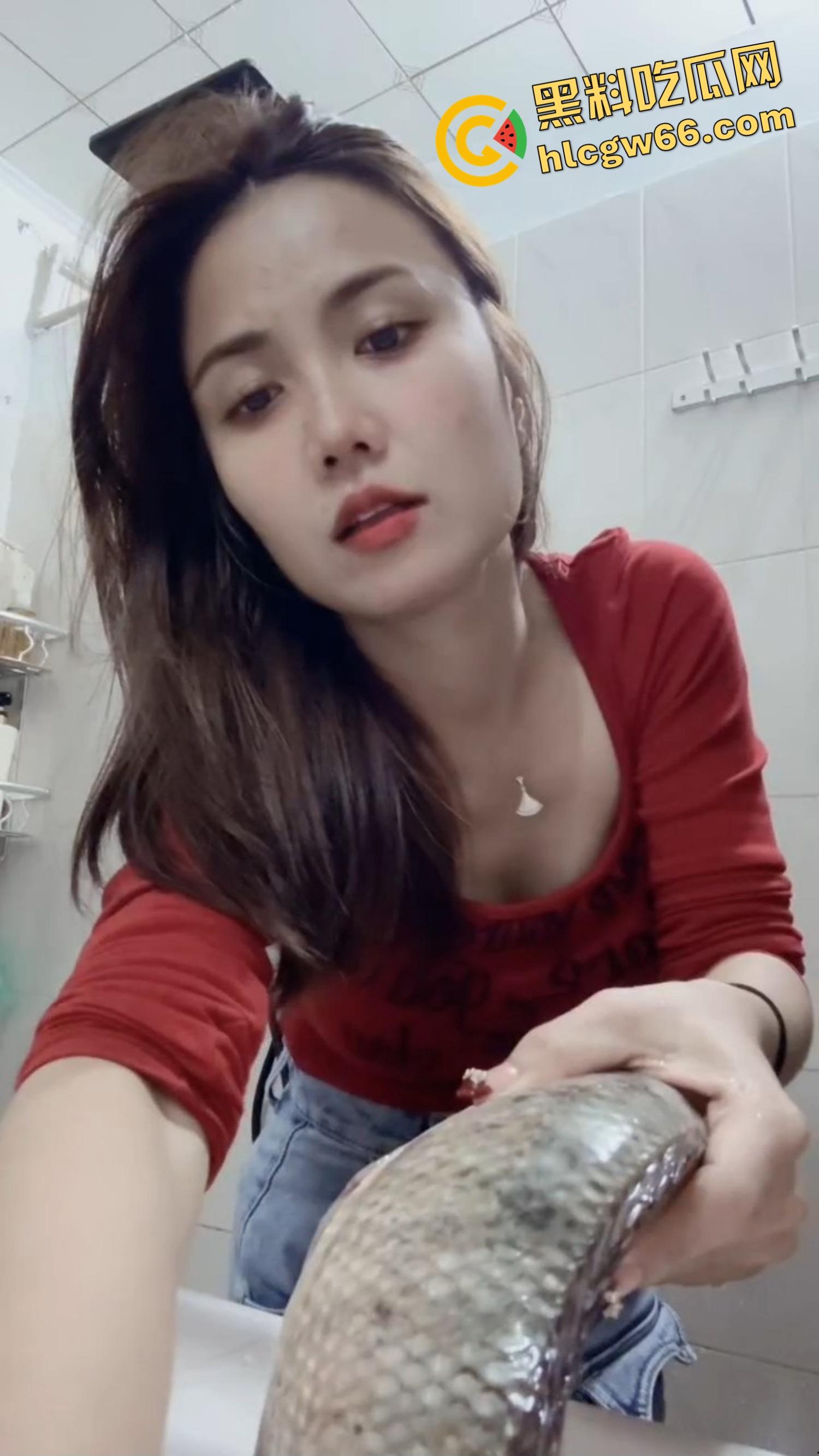 低俗PK惩罚玩过头，冒昧的家伙鲤鱼哪惹你了，被塞进衣服刮胸，还得抖完拿去炖汤？-4