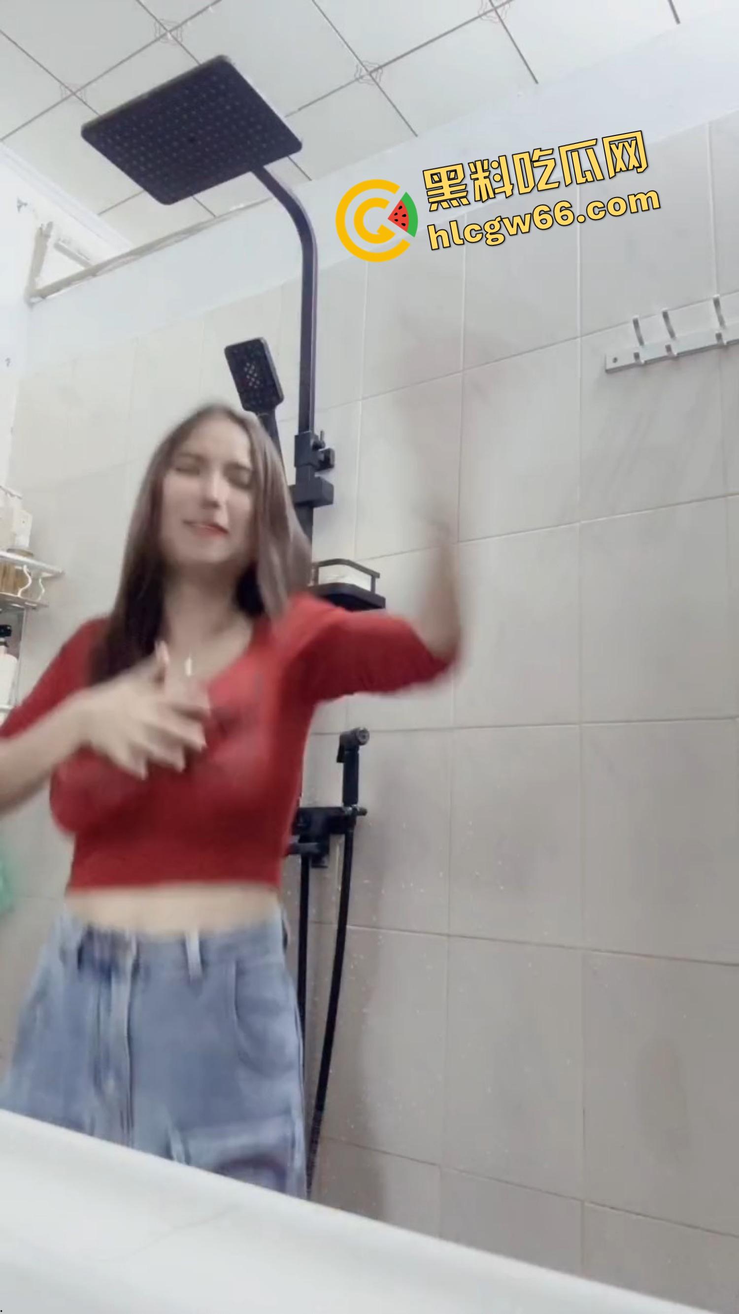 低俗PK惩罚玩过头，冒昧的家伙鲤鱼哪惹你了，被塞进衣服刮胸，还得抖完拿去炖汤？-7