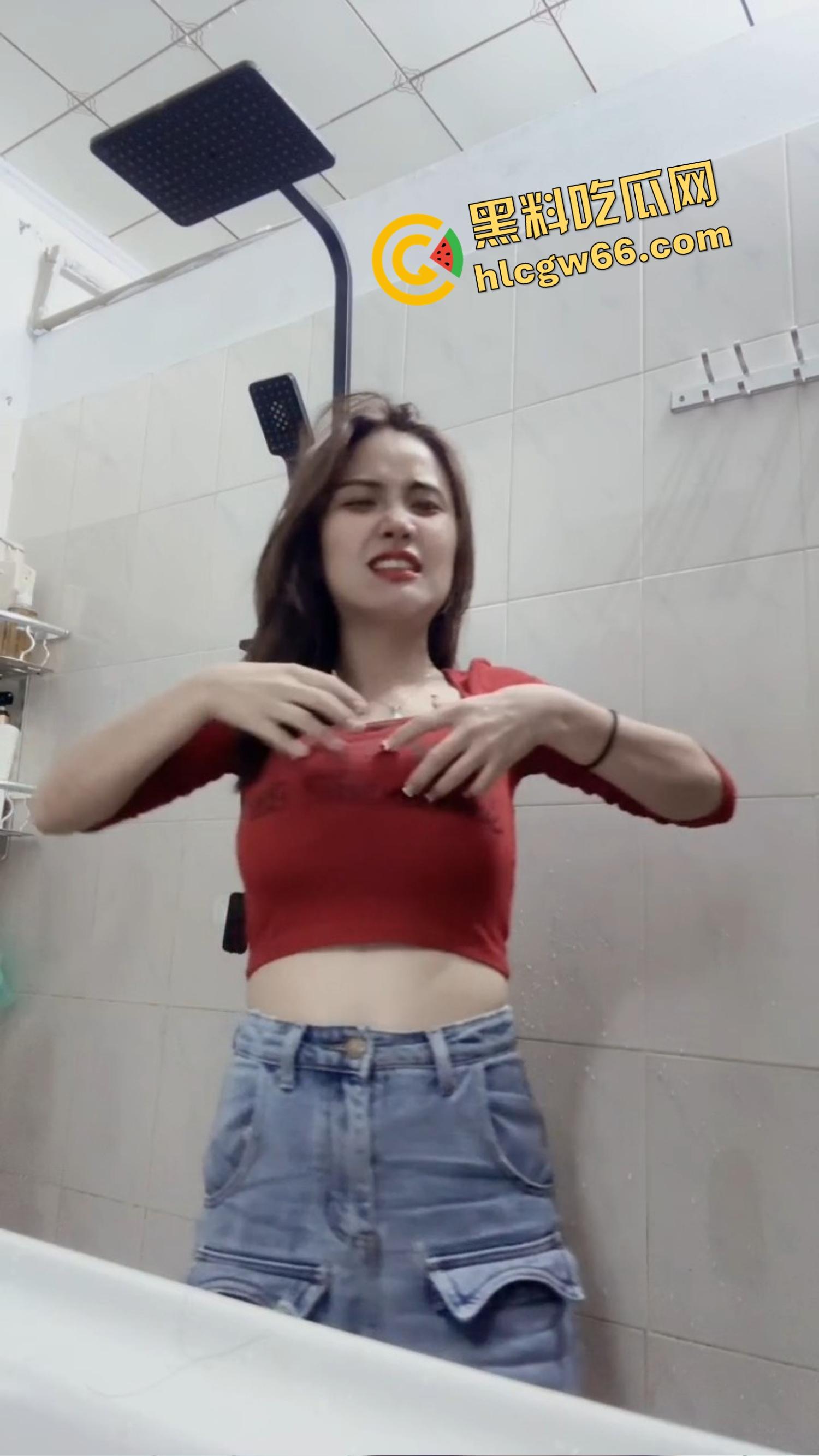 低俗PK惩罚玩过头，冒昧的家伙鲤鱼哪惹你了，被塞进衣服刮胸，还得抖完拿去炖汤？-9