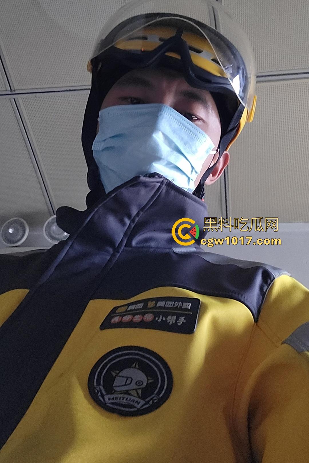 杭州师范大学【贾彩霞】点外卖，看小哥裤裆鼓包直接拉进门在镜前做爱，多次约炮，表情管理很到位！-1