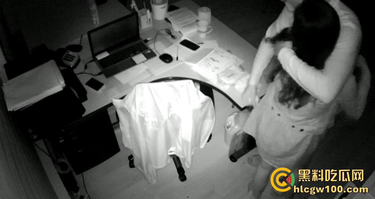 公司摄像头炸出大瓜，碎花连衣裙小骚货文员主动摸经理鸡巴，关灯打炮以为安全，哪知红外线全程实锤！-5