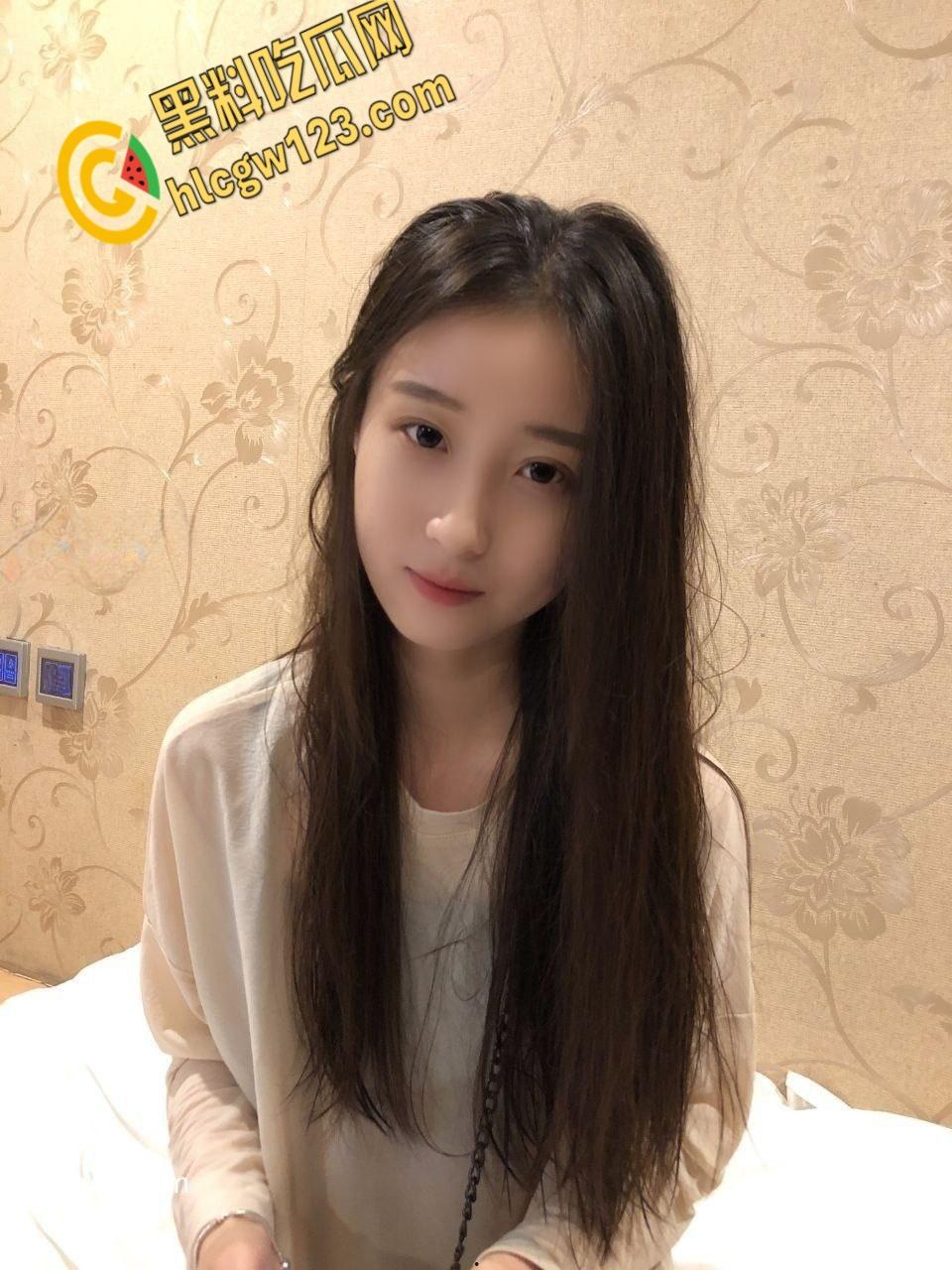 人前校花人后母狗【刘恩畅】，开档黑丝车内爆干，粉嫩白虎太诱人了 !-3