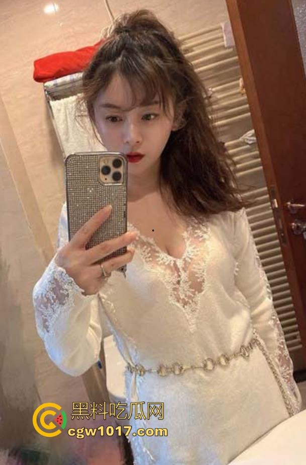 海角乱伦！妈妈深夜旗袍诱惑，女上骑乘榨精，手里捧着儿子射在嘴里流出的精液，看向倒头就睡的儿子后陷入了沉思！-3