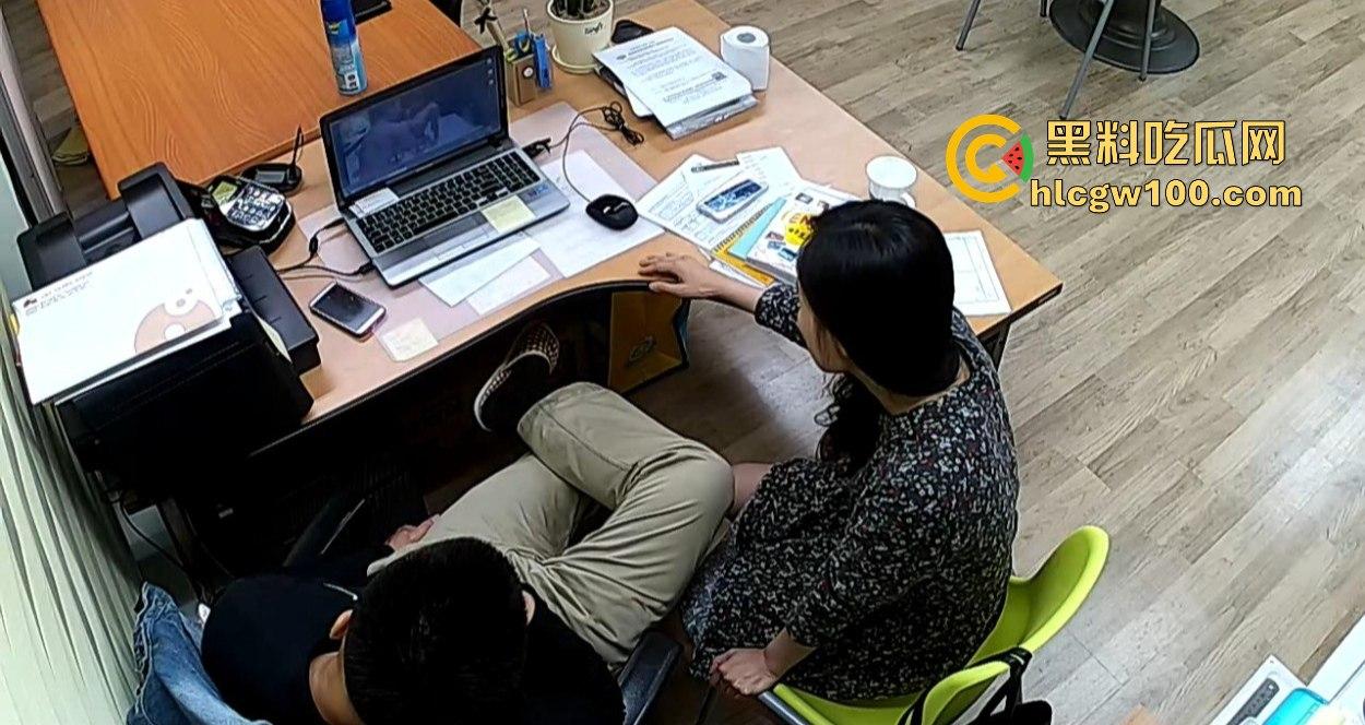 公司摄像头炸出大瓜，碎花连衣裙小骚货文员主动摸经理鸡巴，关灯打炮以为安全，哪知红外线全程实锤！-7