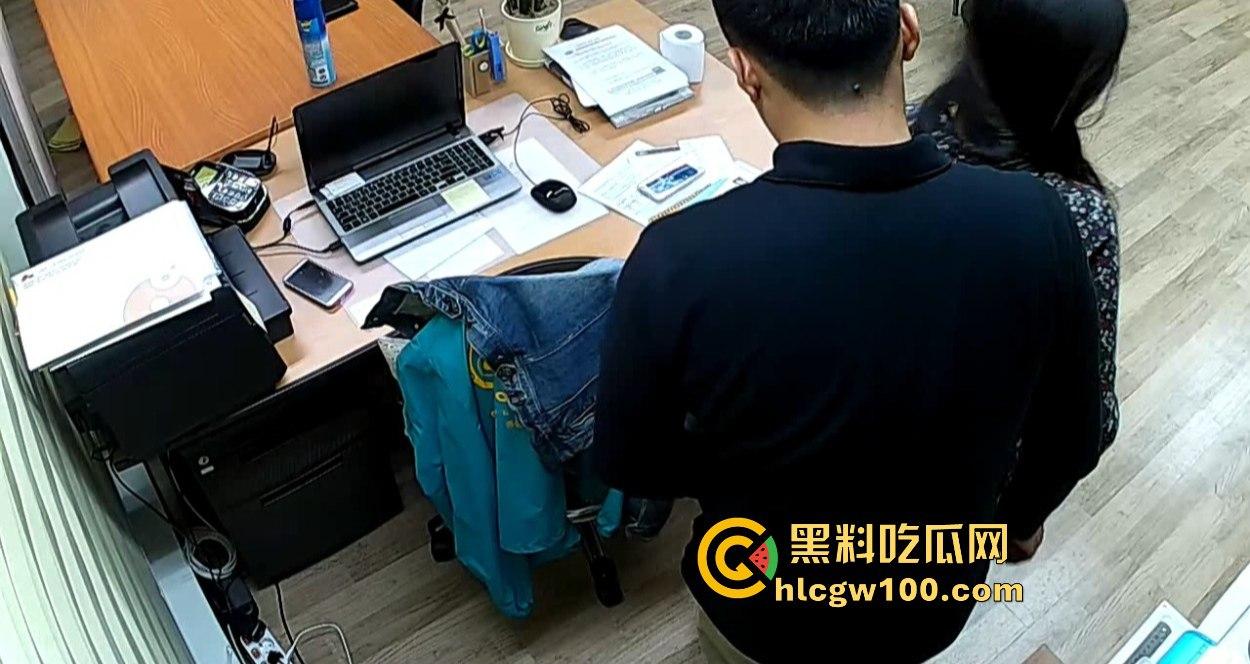 公司摄像头炸出大瓜，碎花连衣裙小骚货文员主动摸经理鸡巴，关灯打炮以为安全，哪知红外线全程实锤！-11