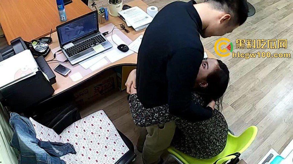 公司摄像头炸出大瓜，碎花连衣裙小骚货文员主动摸经理鸡巴，关灯打炮以为安全，哪知红外线全程实锤！-12