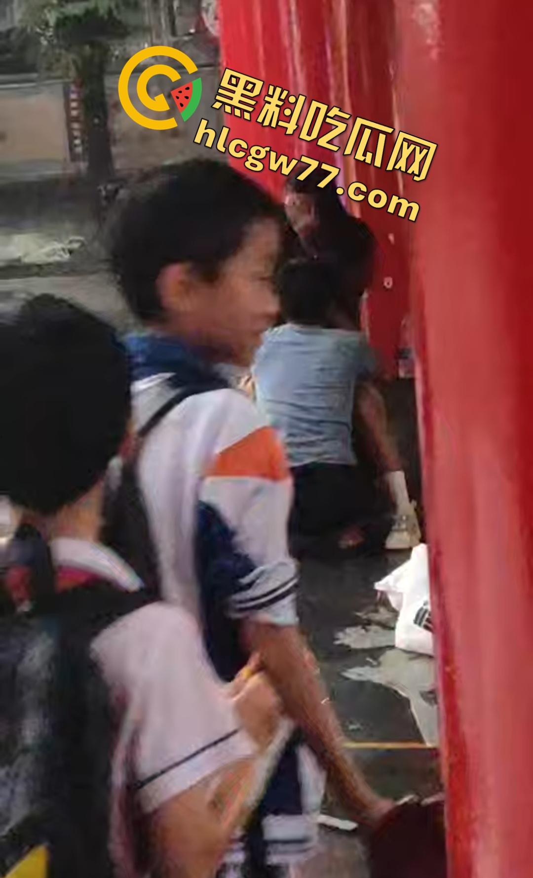 海南五指山三月三广场男女当众淫乱！男子掀裙狂舔嫩穴，一旁大爷得不到就报警抓色！-7