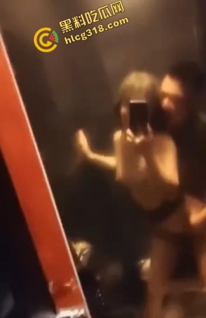 800块摸逼唱歌打炮一条龙，徐州KTV小姐笑嘻嘻进厕所夹着精出来，厕所快餐速战速决真划算！-7