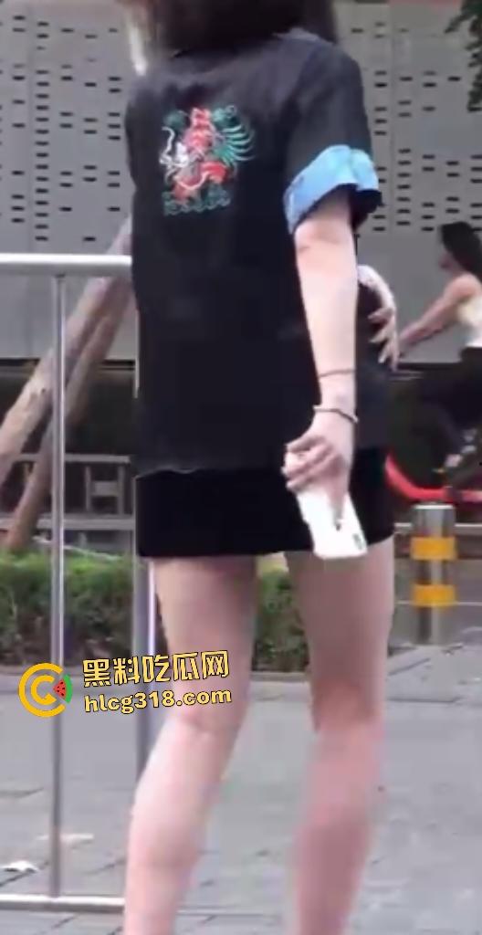 公司女高管【Viva姐】街头蹲下露逼夹跳蛋被偷拍，起身后走路步伐踉跄，应该是被金主遥控加大马力了！-7