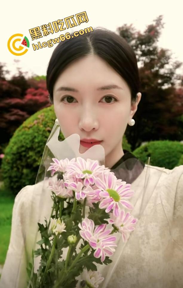 这哥们吃得太好了吧？找了个长得跟江疏影撞脸的美少妇，现场抹油撸管伺候，40来岁还能这么骚！-9