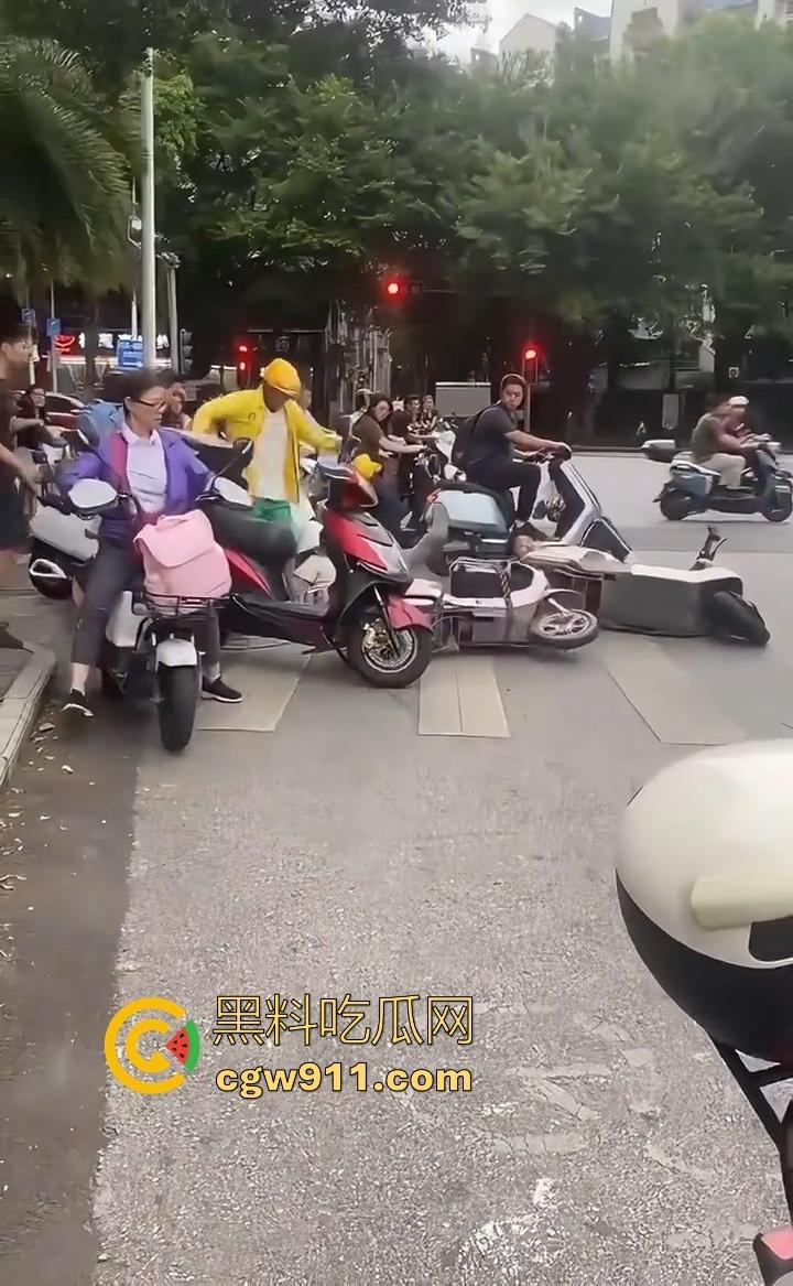 你的外卖正在撞击学生！路怒症外卖员跟骂人学生吵架，外卖心底不服直接掉头撞了上去，学生眼神一下就清澈了！-6