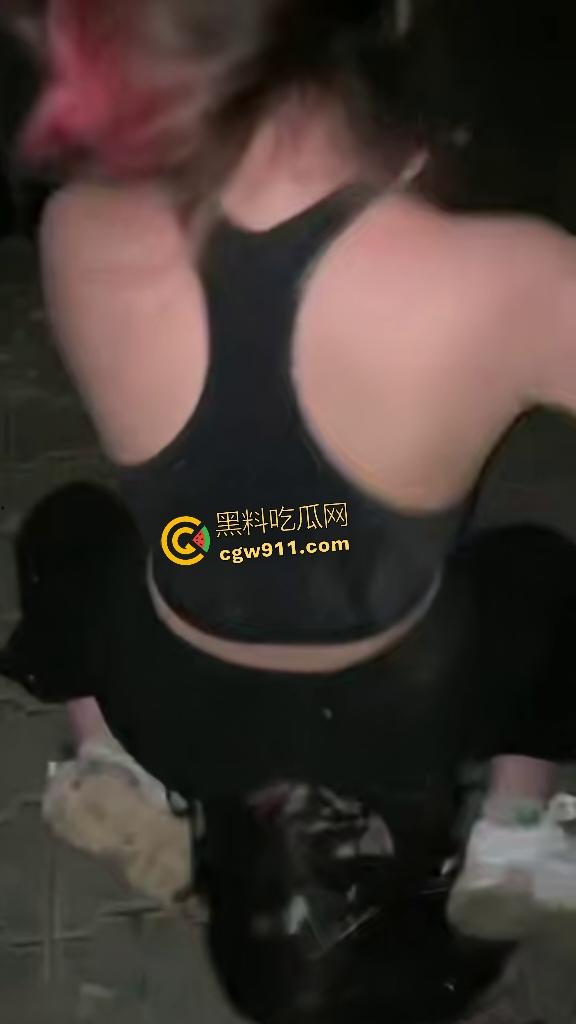 新疆运动女孩暴打绿茶婊子,裤子扒光渔网袜撕烂,骑脸狂扇逼啪啪响,围观朋友吓傻不敢劝!-4