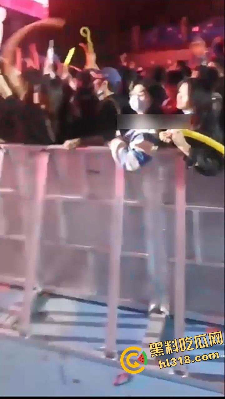 见过颜射秒射盯射没见过顶射,音乐节骚男牛子硬顶妹子屁股摩擦,见过打call没见过顶call!-7