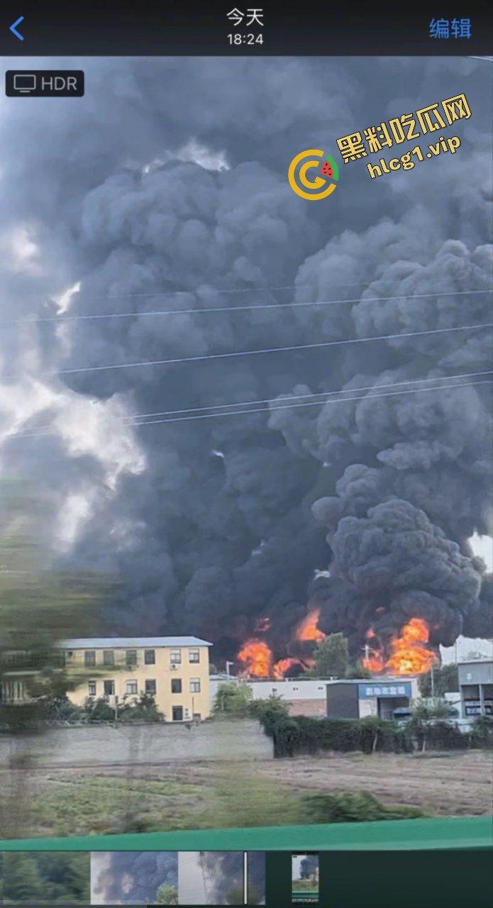 西安鄂邑张寨村 一涂料厂发生火灾！形成巨大黑色蘑菇云！-3