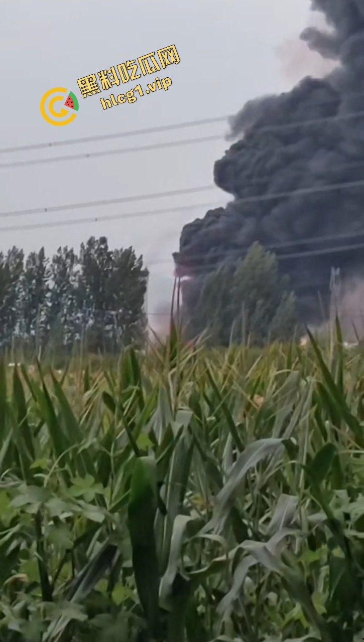西安鄂邑张寨村 一涂料厂发生火灾！形成巨大黑色蘑菇云！-8