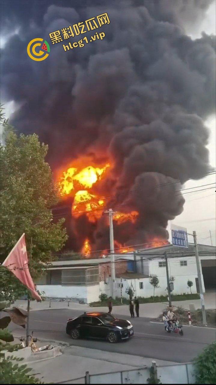 西安鄂邑张寨村 一涂料厂发生火灾！形成巨大黑色蘑菇云！-10