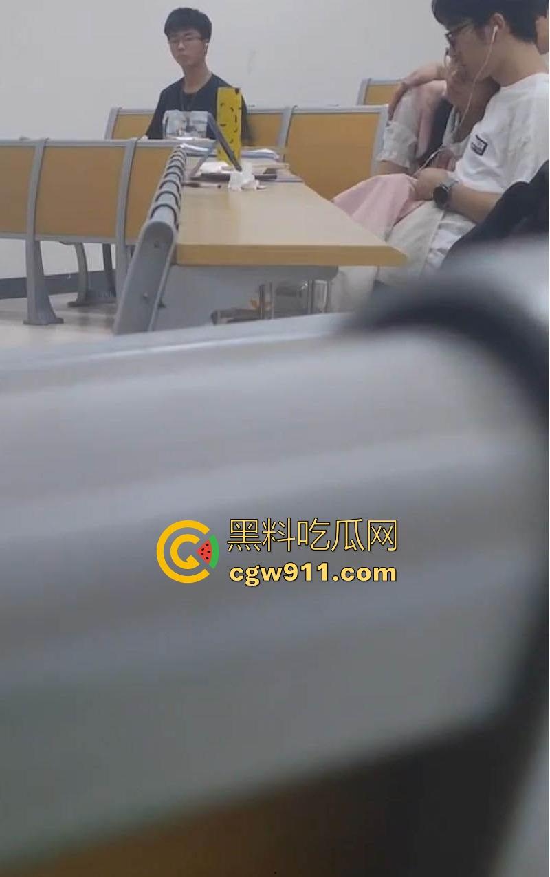 华南理工大学反差情侣私密视频曝光,前有阶梯教室导管小手撸硬,后有床上后入猛插,年轻就是好!-3