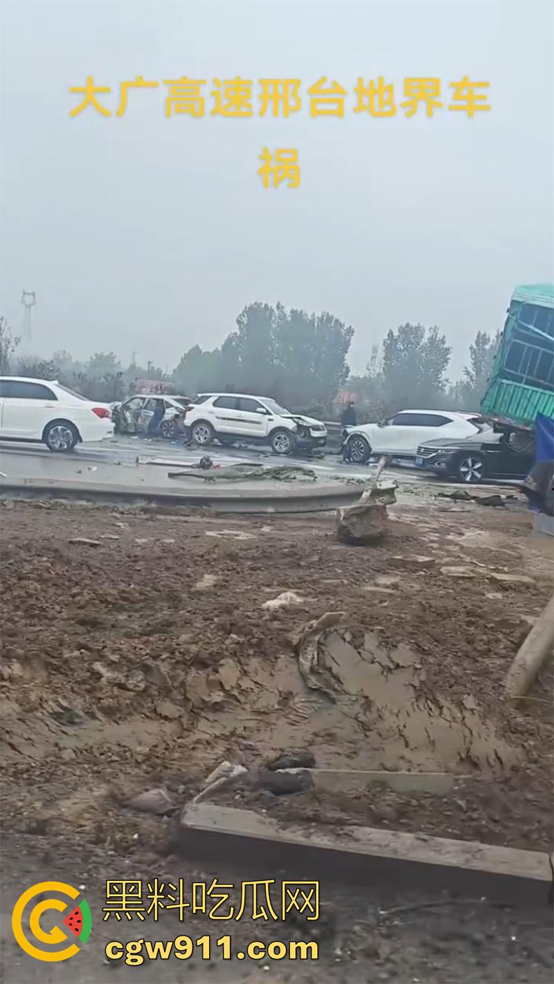 十一期间最惨烈车祸，G45大广高速河北威县路段，大货车与多辆小汽车，发生严重碰撞，油箱都爆了！-1