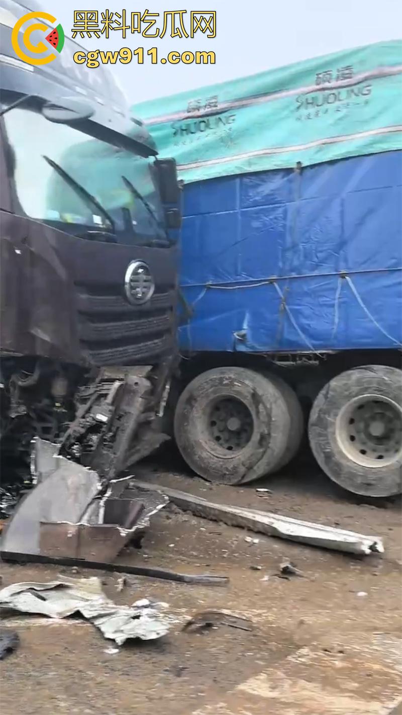 十一期间最惨烈车祸，G45大广高速河北威县路段，大货车与多辆小汽车，发生严重碰撞，油箱都爆了！-2