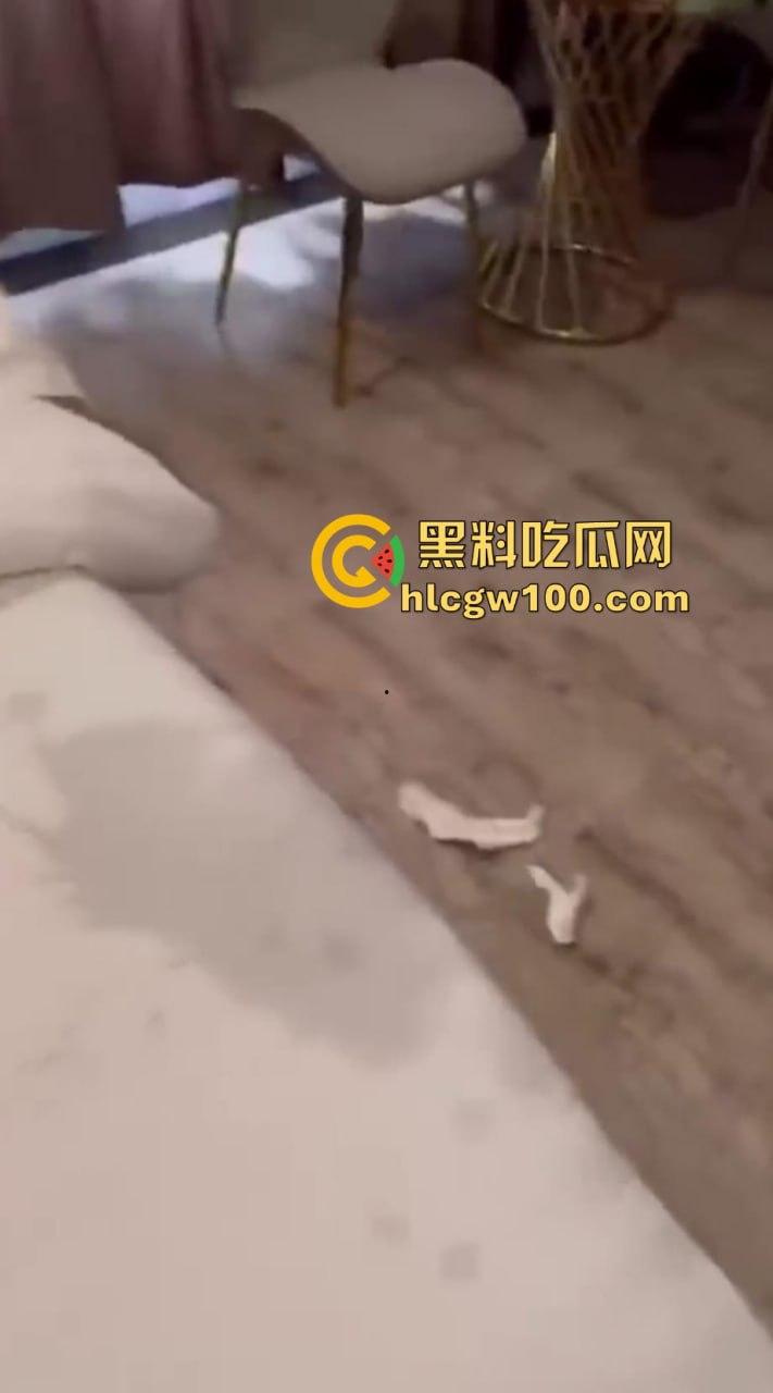 搞笑大瓜！大学闺蜜住酒店隔壁惊现男女床上大战，一直在叫爸爸求饶屁股打的啪啪响整层楼都震耳欲聋。-7