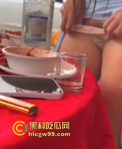 骚娘们打赌输了吃饭时直接撩起裙子把内裤脱下给在座展示她的骚毛毛，真是酒壮熊人胆，旁边男子眼睛都直了！-8
