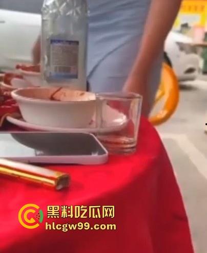 骚娘们打赌输了吃饭时直接撩起裙子把内裤脱下给在座展示她的骚毛毛，真是酒壮熊人胆，旁边男子眼睛都直了！-11