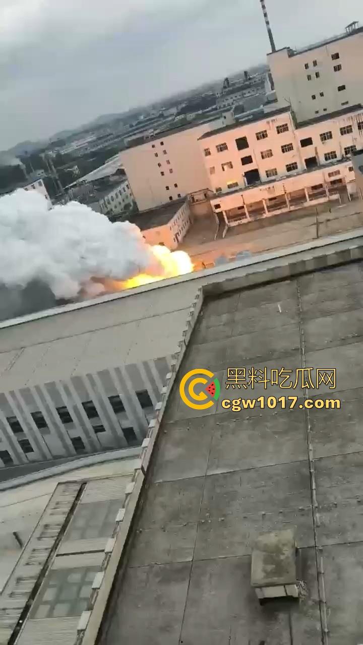 江苏无锡澄星磷化工厂发生大爆炸!疑似出现有毒气体,工厂周围被烟雾笼罩,极其像末日世界场景!-7