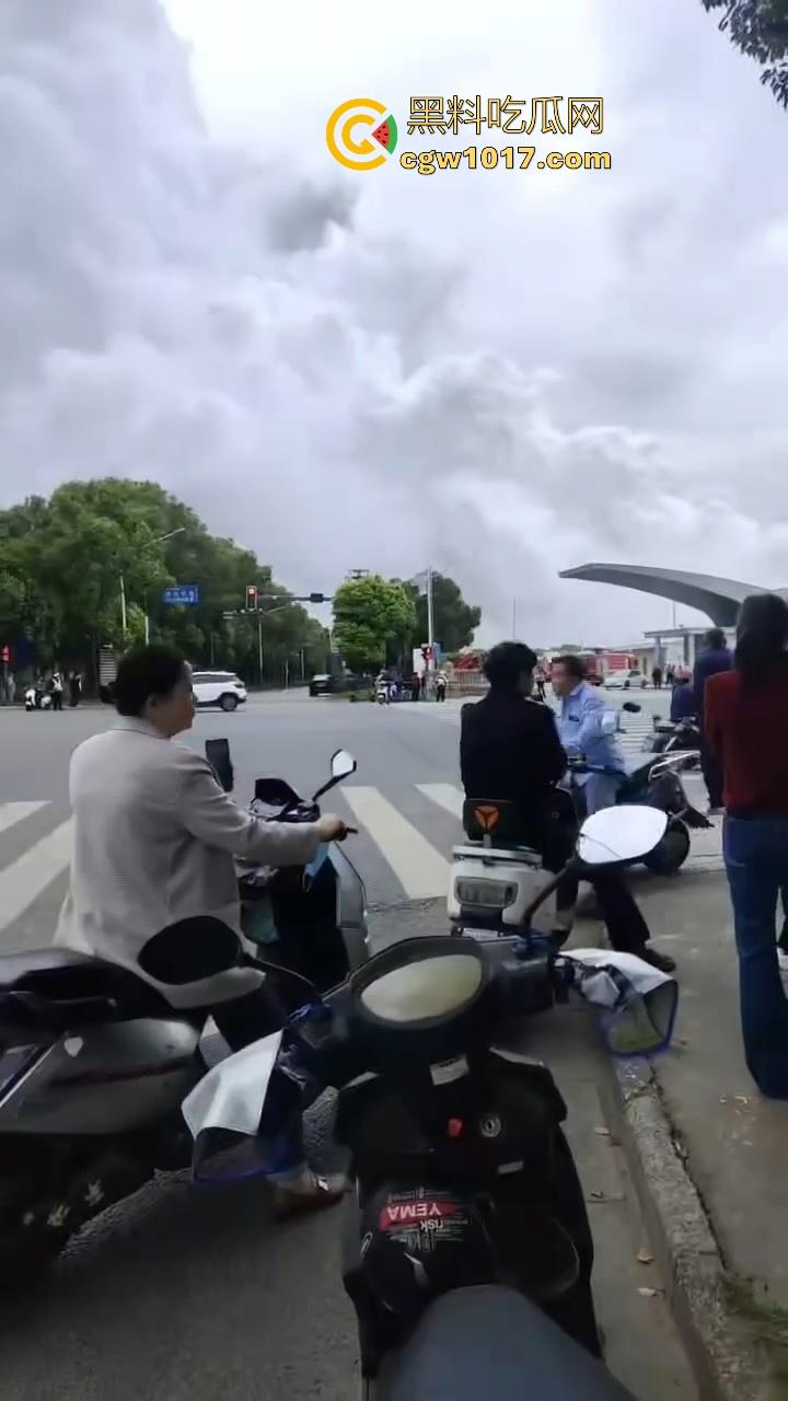 江苏无锡澄星磷化工厂发生大爆炸!疑似出现有毒气体,工厂周围被烟雾笼罩,极其像末日世界场景!-10