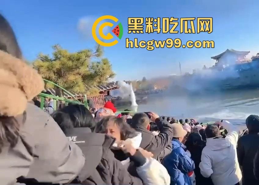 河南开封万岁山奇观，一边是水炮大战，一边是三女互撕扯头发，围观群众看懵到底该看哪个？-1
