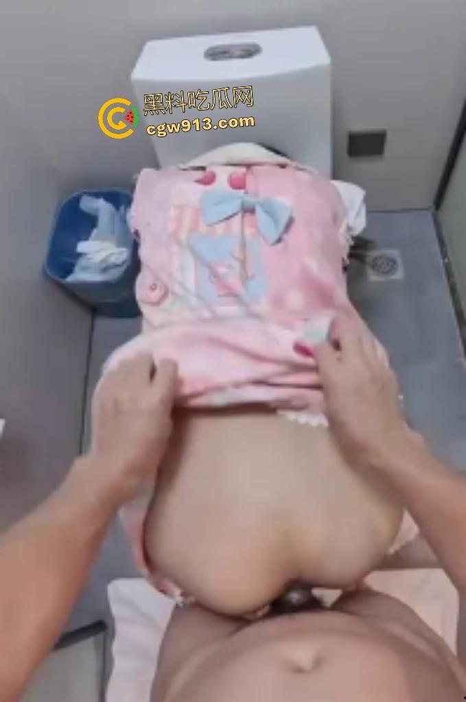 高中双马尾萝莉性欲爆发！樱桃嘴主动送上口交，娇嫩小穴被无套猛操，厕所里被小哥抓辫后入练习骑马！-8