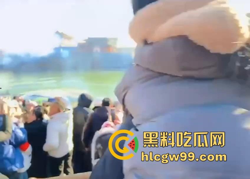 河南开封万岁山奇观，一边是水炮大战，一边是三女互撕扯头发，围观群众看懵到底该看哪个？-3