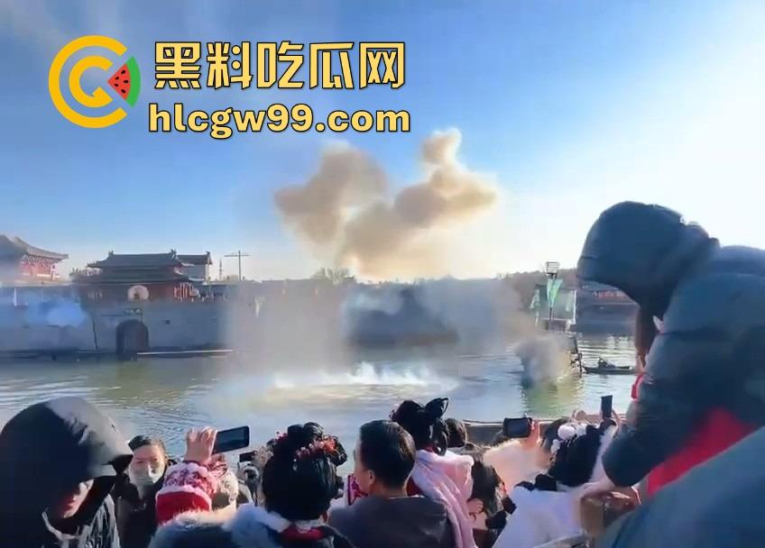 河南开封万岁山奇观，一边是水炮大战，一边是三女互撕扯头发，围观群众看懵到底该看哪个？-5