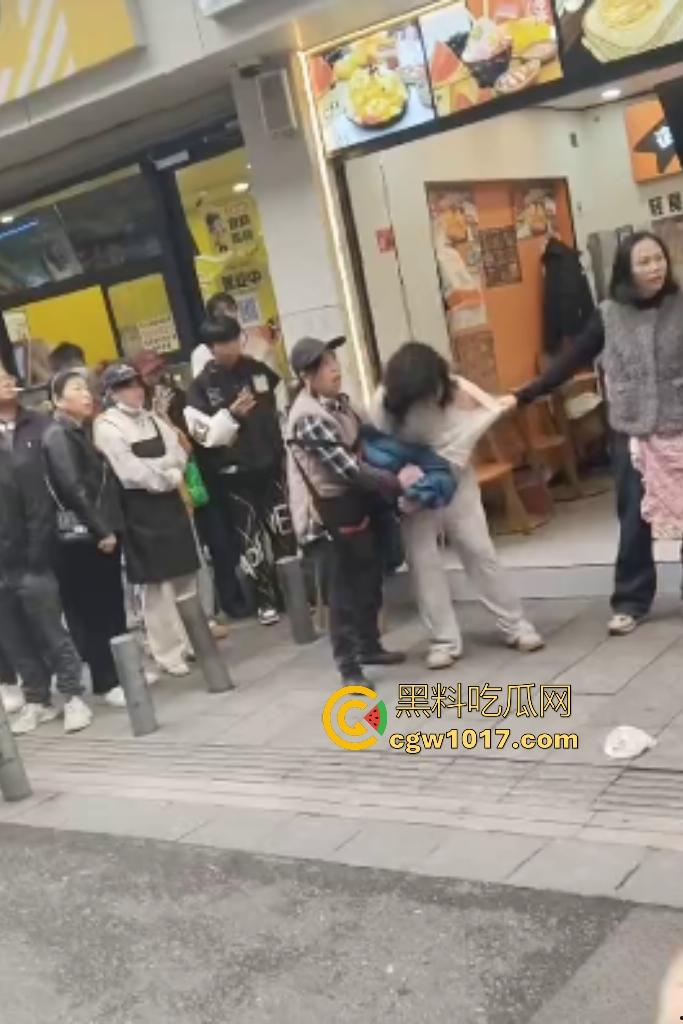 株洲芦淞区蜀香锅盔店，20岁无业骚妹吃完两份拒付钱，脱外套跑路被店主扯衣露膀子，这是霸王餐专业户还是真困难？-2
