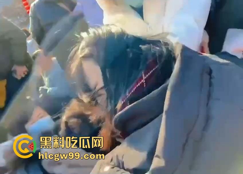 河南开封万岁山奇观，一边是水炮大战，一边是三女互撕扯头发，围观群众看懵到底该看哪个？-8