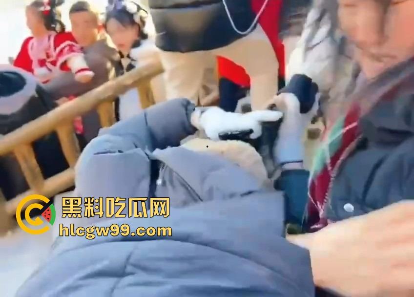 河南开封万岁山奇观，一边是水炮大战，一边是三女互撕扯头发，围观群众看懵到底该看哪个？-10