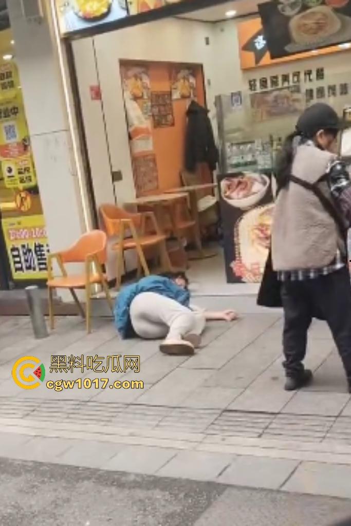 株洲芦淞区蜀香锅盔店，20岁无业骚妹吃完两份拒付钱，脱外套跑路被店主扯衣露膀子，这是霸王餐专业户还是真困难？-4