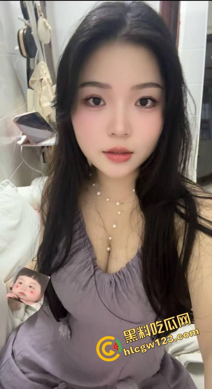 这主播真有绝活,胸能晃腿能劈嘴能含,一字马都能给你一秒五劈,我赌你们撑不过5分钟!-1