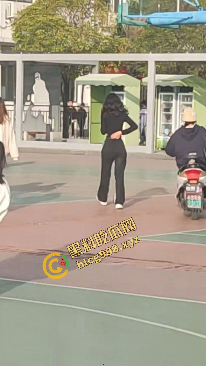 抖音小蛮腰骚逼『小冻狸』中国传媒大学最细之腰 校外被大哥看上 约操酒店后入 独家流出!-2