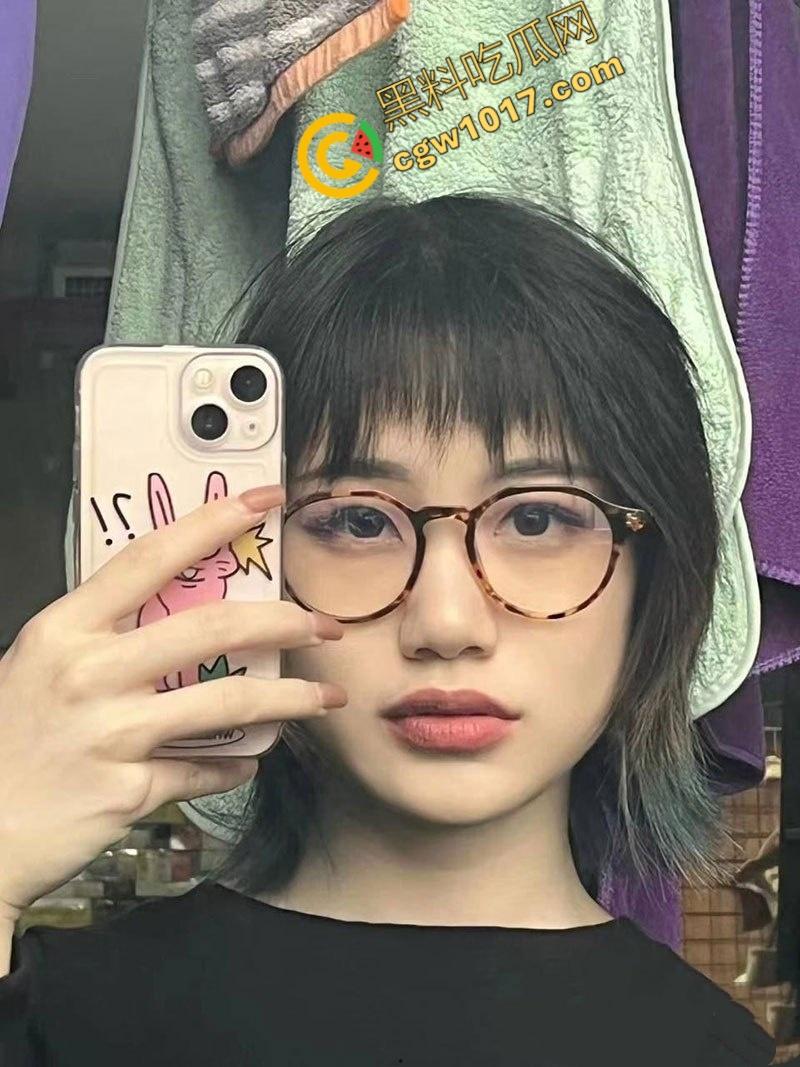 湖北武汉大学女神私生活爆炸!清纯外表下,训练有素的英姿驾驶术,豪华套房内大胆表演,双面生活震惊全校!-1