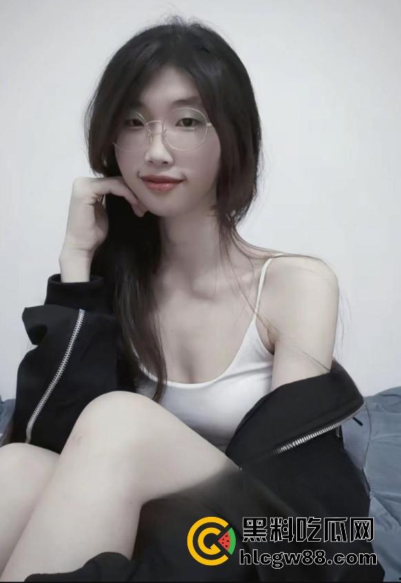 烟台大学【杨倩雪】高学历母狗镀金上床,私下勾引男同事疯狂开房,还主动爬上老领导的床!-3