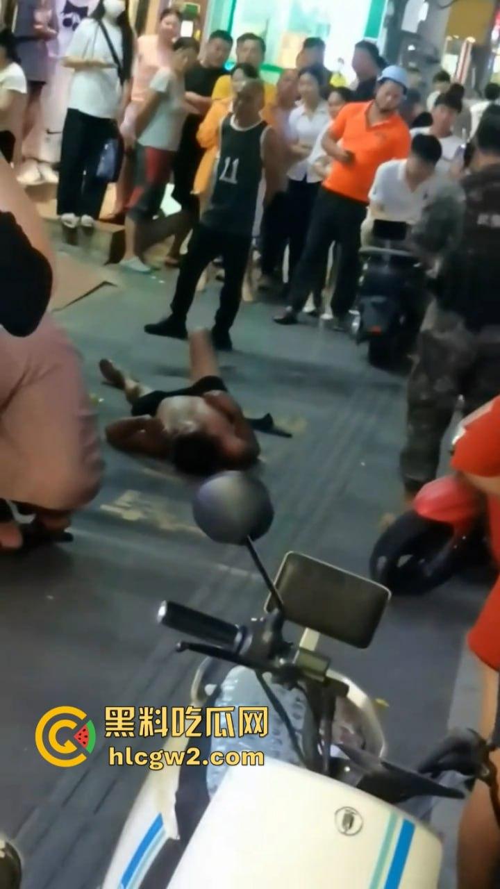 海南三亚商品街多名精神老哥抡棍火当街挥刀 案发现场视频流出 挂了一个?-2