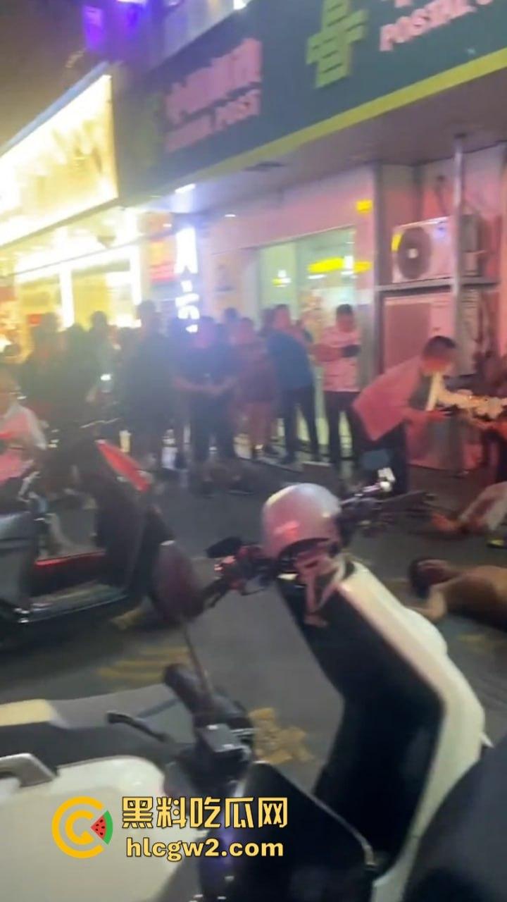 海南三亚商品街多名精神老哥抡棍火当街挥刀 案发现场视频流出 挂了一个?-5