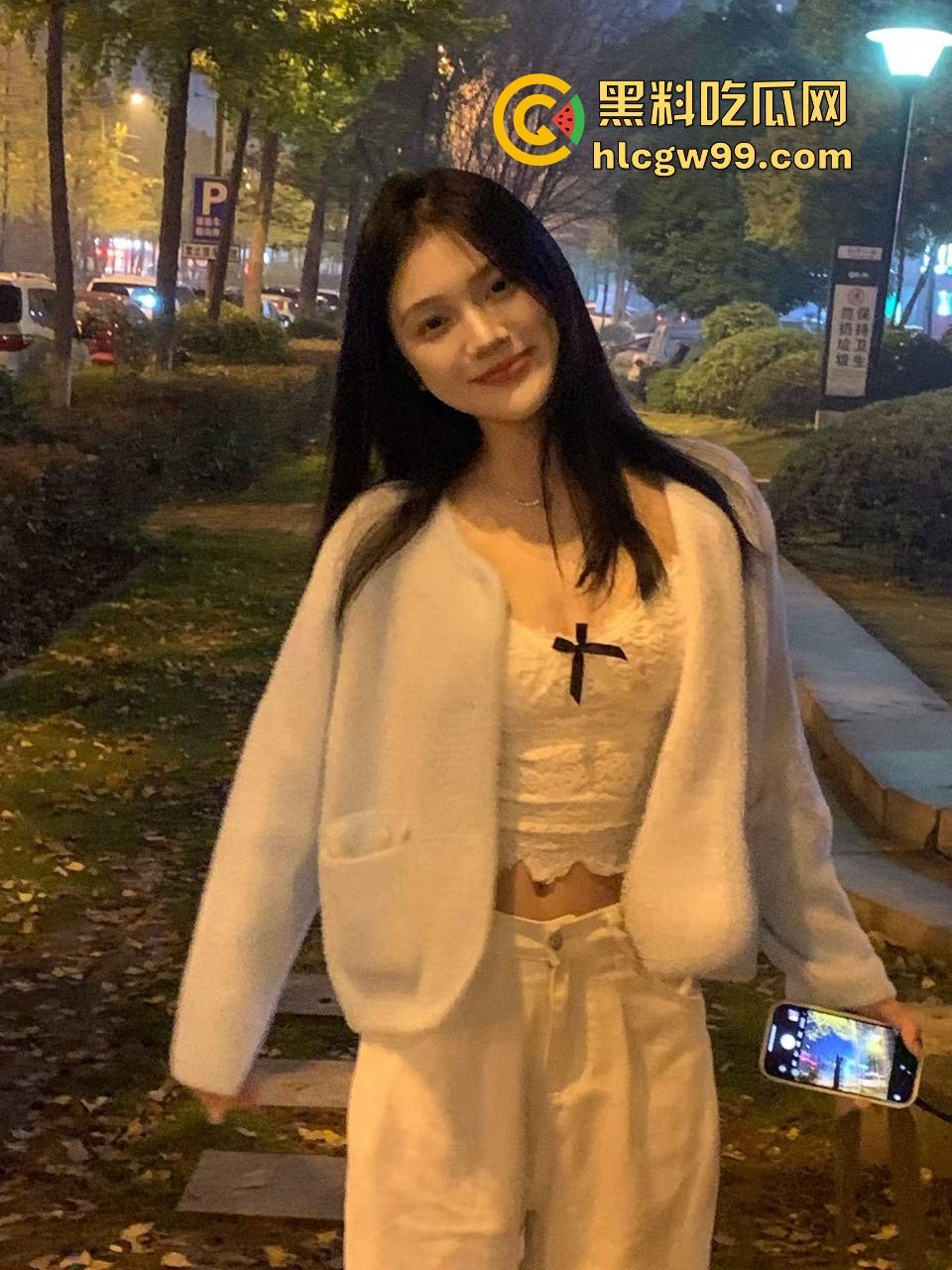 情人节酒店舔逼夜大战!土豪光头佬约炮反差母狗女学生【朱茴】不停挥舌舔逼糟蹋中出嫩妹!性爱泄密独家流出-3