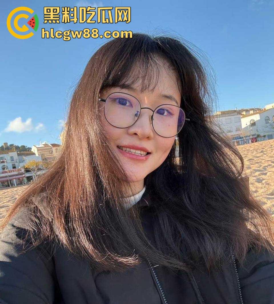 广东工业大学眼镜学生妹【周扬莹】男友相约酒店 情趣睡衣先上阵 男友大量精子往逼里面猛灌的视频曝光!-3