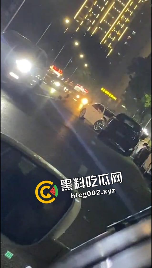 热瓜速递!汕头精神小伙快手【瓜将】约架 大马路上手给砍断 仗着年纪小嚣张跋扈 现场视频流出-6